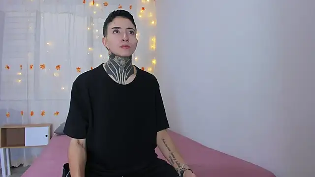 Tinny and Candy online show from November 2, 12:18 pm