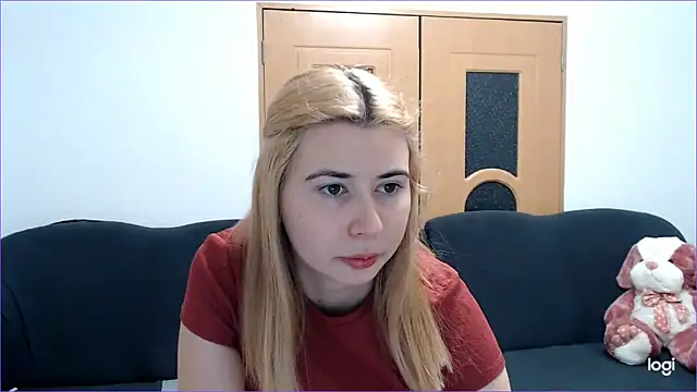 Snapshot of VioletaFlower7 chatting on February 19, 8:33 am VioletaFlower7 online show from February 19, 8:33 am