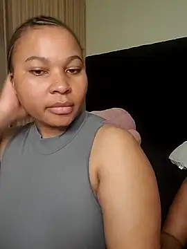 Snapshot of R-thequeen chatting on June 19, 1:43 am R-thequeen online show from June 19, 1:43 am
