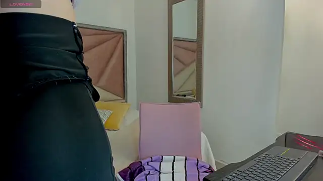 Snapshot of BarbaraKnox_ chatting on April 22, 11:56 am BarbaraKnox online show from April 22, 11:56 am