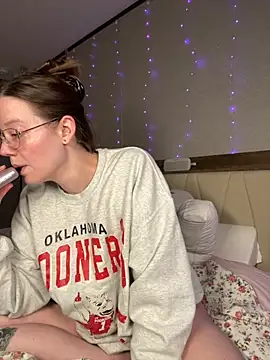 Sweetdee222x online show from September 28, 1:22 am