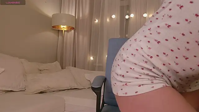 EmiliaDreams online show from February 2, 5:44 pm