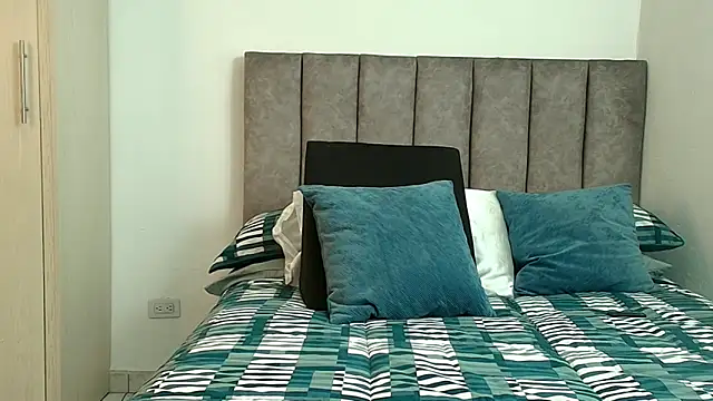 karina lewis  online show from February 17, 4:42 am