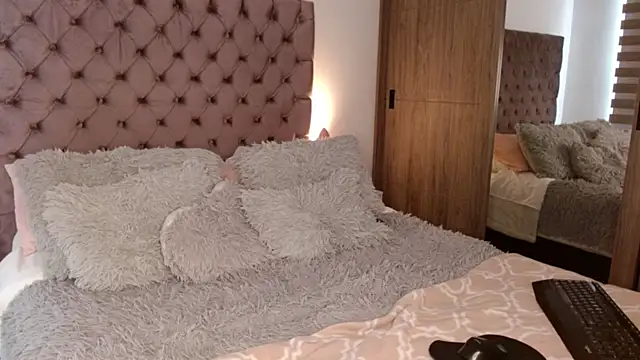 Roussmariehenao online show from October 12, 1:21 pm