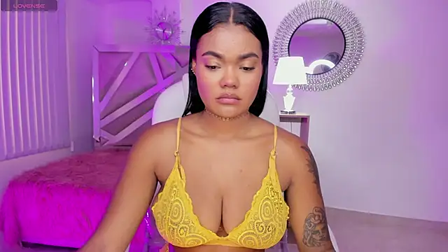 Snapshot of madisson_davon chatting on December 6, 3:00 pm madisson davon online show from December 6, 3:00 pm