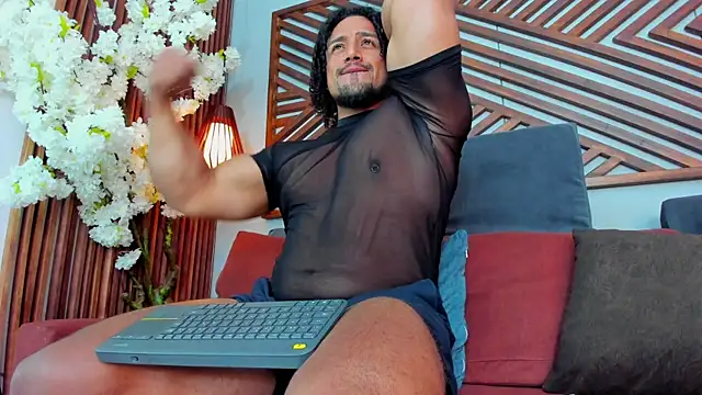 Snapshot of MikeEstevess chatting on May 17, 7:28 am MikeEstevess online show from May 17, 7:28 am