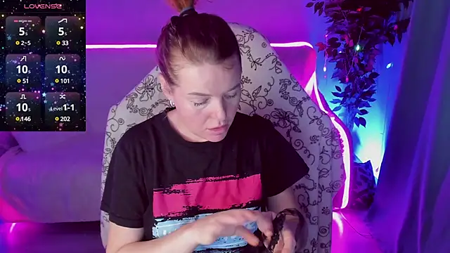 Snapshot of Sexy-Housewife chatting on January 15, 2:35 pm Sexy-Housewife online show from January 15, 2:35 pm