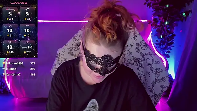 Snapshot of Sexy-Housewife chatting on January 23, 1:51 am Sexy-Housewife online show from January 23, 1:51 am