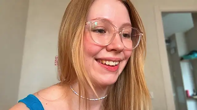 Snapshot of HoneyAudrey chatting on May 1, 3:11 am HoneyAudrey online show from May 1, 3:11 am