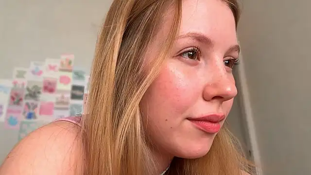 Snapshot of HoneyAudrey chatting on May 4, 2:29 am HoneyAudrey online show from May 4, 2:29 am