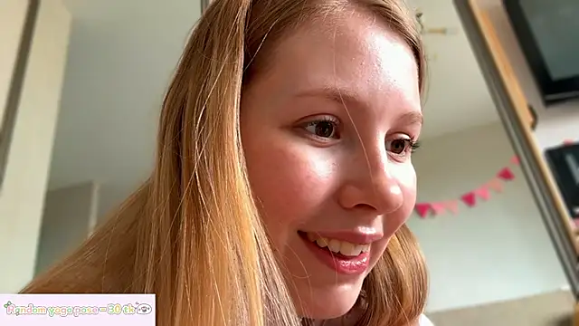 Snapshot of HoneyAudrey chatting on May 18, 4:07 am HoneyAudrey online show from May 18, 4:07 am