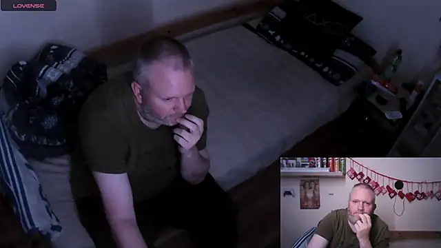 Snapshot of ShyBoy1982 chatting on March 23, 2:04 am ShyBoy1982 online show from March 23, 2:04 am