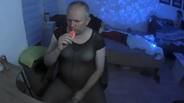 Snapshot of ShyBoy1982 chatting on September 27, 10:15 pm ShyBoy1982 online show from September 27, 10:15 pm