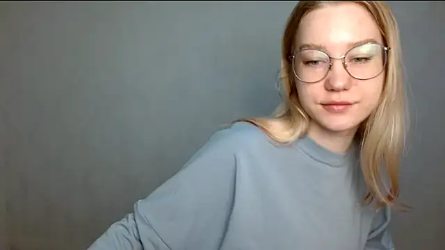 Snapshot of cindi_hot chatting on March 1, 8:23 am cindi hot online show from March 1, 8:23 am