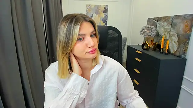 SelenaeMoore online show from March 29, 3:39 am