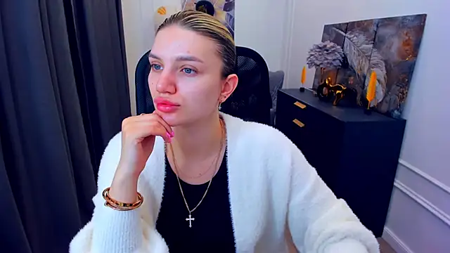 SelenaeMoore online show from May 12, 3:47 am