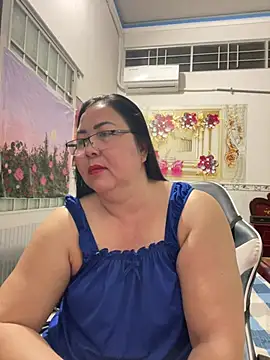 Snapshot of NDith chatting on April 19, 8:11 pm NDith online show from April 19, 8:11 pm