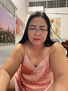 Snapshot of NDith chatting on April 27, 9:35 pm NDith online show from April 27, 9:35 pm