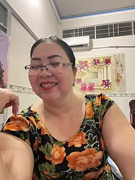 Snapshot of NDith chatting on April 30, 11:16 am NDith online show from April 30, 11:16 am