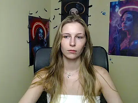 Snapshot of StrangerGi chatting on June 13, 6:44 am StrangerGi online show from June 13, 6:44 am