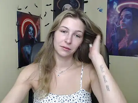 Snapshot of StrangerGi chatting on July 2, 6:19 am StrangerGi online show from July 2, 6:19 am