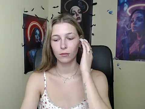 Snapshot of StrangerGi chatting on July 3, 6:20 am StrangerGi online show from July 3, 6:20 am