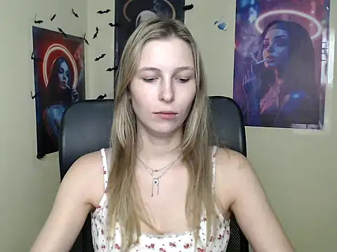 Snapshot of StrangerGi chatting on July 12, 11:56 am StrangerGi online show from July 12, 11:56 am