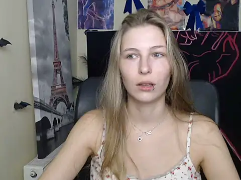 Snapshot of StrangerGi chatting on July 23, 6:11 am StrangerGi online show from July 23, 6:11 am