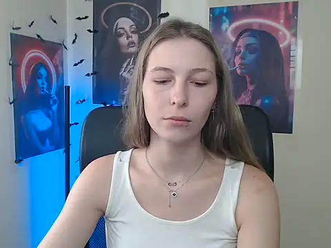 Snapshot of StrangerGi chatting on July 24, 6:22 am StrangerGi online show from July 24, 6:22 am