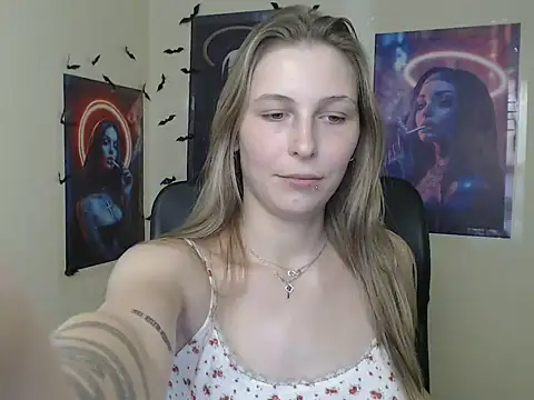 Snapshot of StrangerGi chatting on July 27, 12:23 pm StrangerGi online show from July 27, 12:23 pm