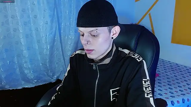 Snapshot of Matthew_Boy_ chatting on December 15, 4:51 am Matthew Boy  online show from December 15, 4:51 am