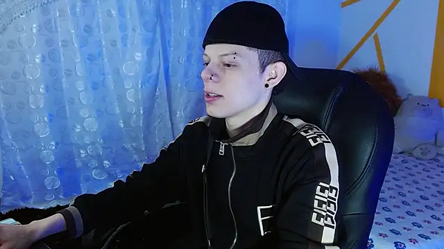 Snapshot of Matthew_Boy_ chatting on December 19, 7:18 am Matthew Boy  online show from December 19, 7:18 am