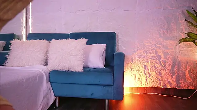 CailynBrowm online show from April 8, 4:23 am