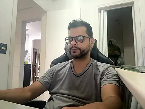 Snapshot of HornyBeachBoyBR chatting on June 15, 1:02 pm HornyBeachBoyBR online show from June 15, 1:02 pm