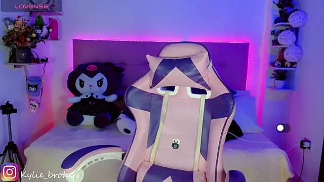 Snapshot of Kylie_brokee chatting on December 27, 9:11 pm Kylie brokee online show from December 27, 9:11 pm