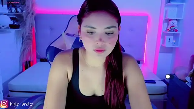 Kylie brokee online show from March 19, 11:09 pm