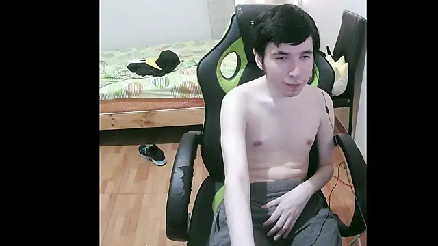 Snapshot of Twink_martinboy chatting on February 3, 10:32 pm Twink martinboy online show from February 3, 10:32 pm