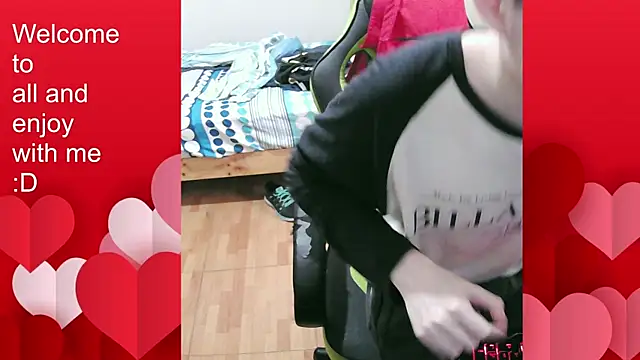 Snapshot of Twink_martinboy chatting on October 4, 9:35 pm Twink martinboy online show from October 4, 9:35 pm