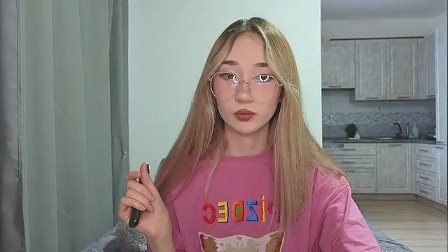 Snapshot of VikiSea chatting on March 13, 12:02 pm VikiSea online show from March 13, 12:02 pm