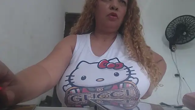 Snapshot of BustyAmanda chatting on May 21, 2:35 pm BustyAmanda online show from May 21, 2:35 pm