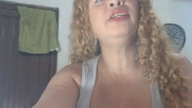 Snapshot of BustyAmanda chatting on July 3, 12:44 pm BustyAmanda online show from July 3, 12:44 pm