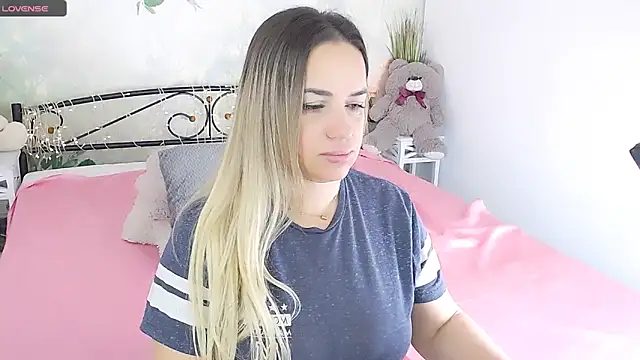 Snapshot of MilenaMiler_X chatting on March 22, 5:39 am MilenaMiler X online show from March 22, 5:39 am