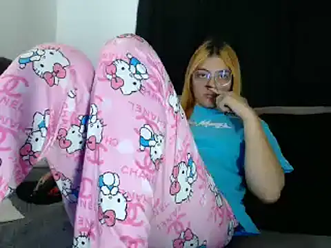 lessliee22  online show from March 3, 2:26 am