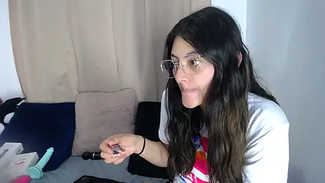 Snapshot of lessliee22_ chatting on April 13, 9:04 am lessliee22 online show from April 13, 9:04 am