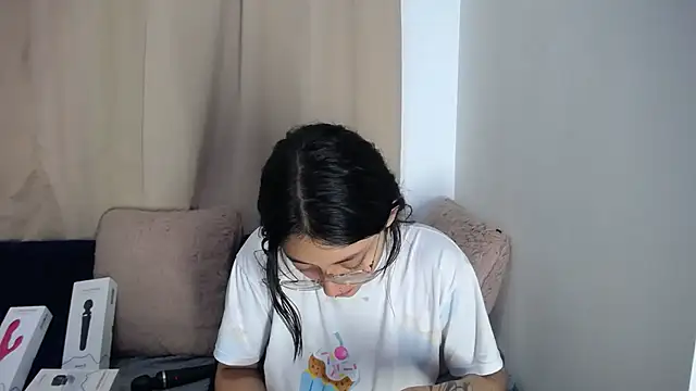 Snapshot of lessliee22_ chatting on April 16, 8:15 am lessliee22 online show from April 16, 8:15 am