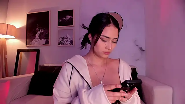 lara madisson online show from March 2, 4:47 am