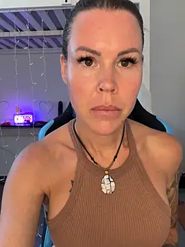 Snapshot of Lara_Bergmann chatting on June 1, 8:49 am Lara Bergmann online show from June 1, 8:49 am