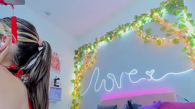 Snapshot of YouliteSllut2 chatting on December 7, 4:31 am YouliteSllut2 online show from December 7, 4:31 am