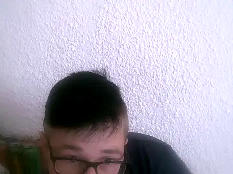 Snapshot of bisexualboy05 chatting on September 19, 10:16 am bisexualboy05 online show from September 19, 10:16 am