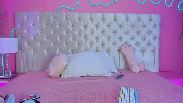 Julieta Cortes   online show from February 28, 1:56 pm